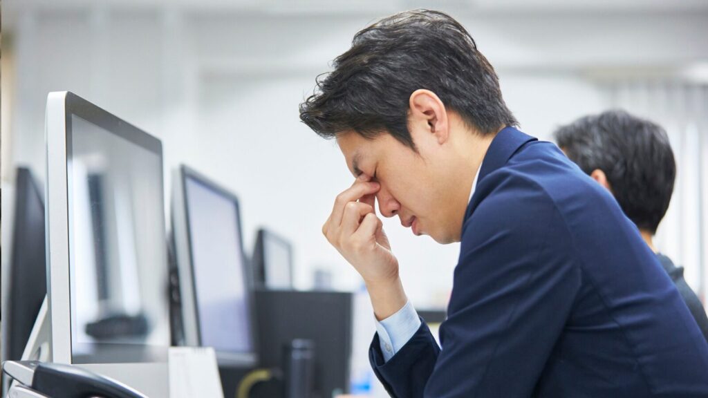頭痛で苦しむサラリーマン