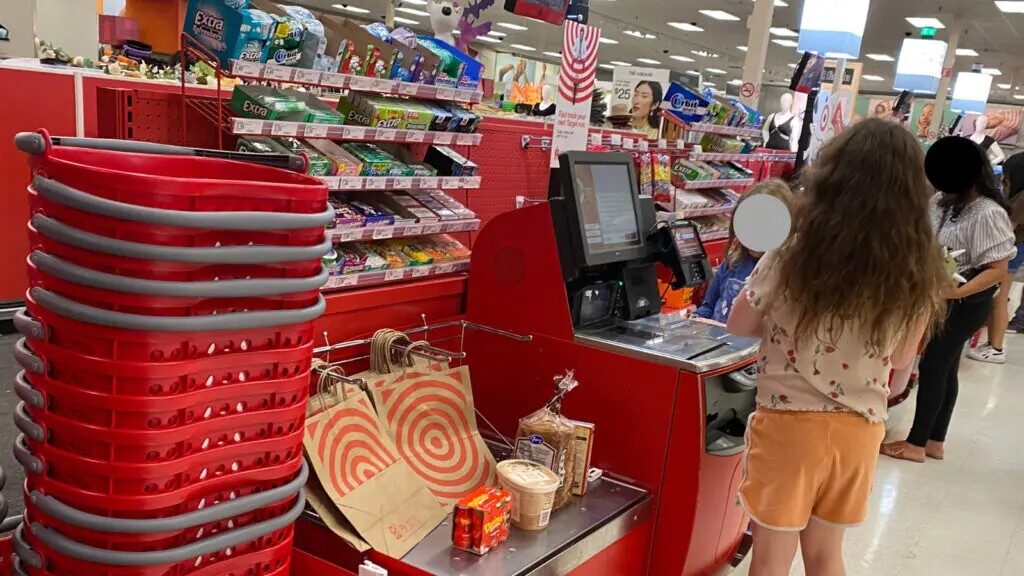 targetのSelf-checkoutで100ドル札を崩している様子。