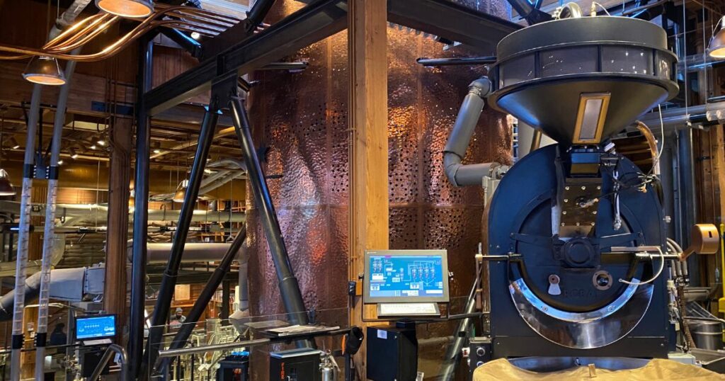 Starubucks Coffee Roasterで豆を挽いている様子
