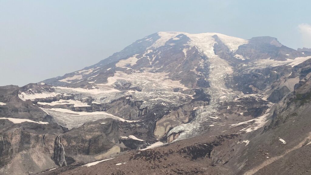 雪に覆われたMt. Rainierの写真。