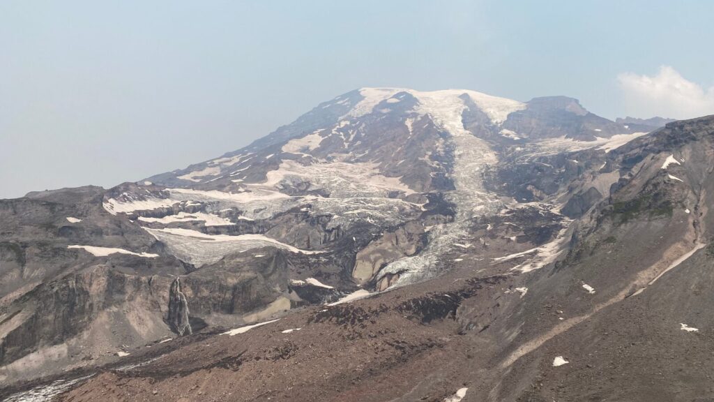 Panorama Pointから見るMt. Rainierの写真。