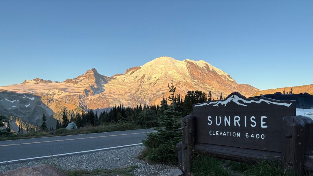 Mt. RainierのSunrise駐車場からみるカスケード山脈