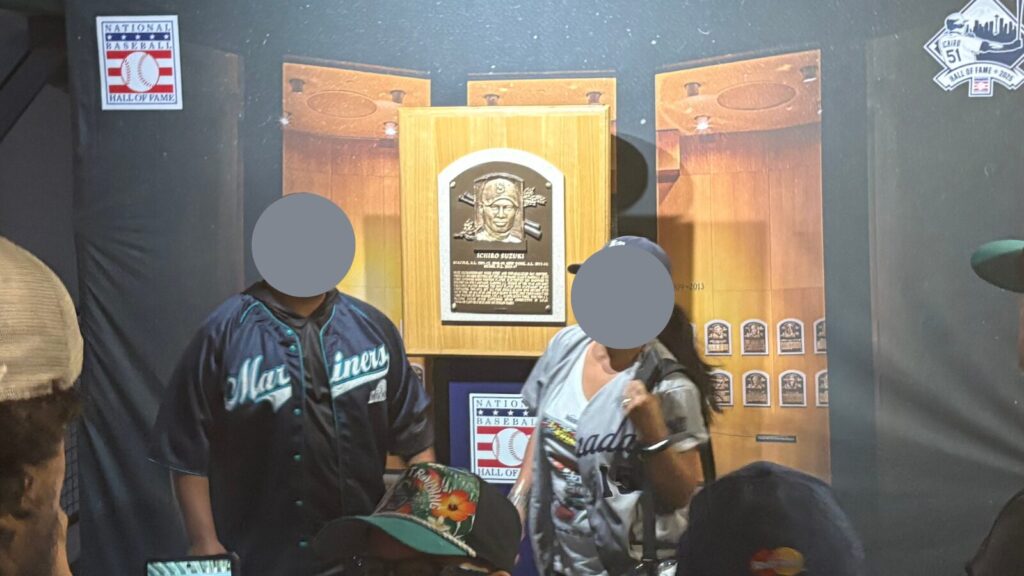 イチロー殿堂入り楯と記念撮影