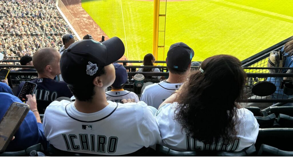 イチローユニフォームを着た人々