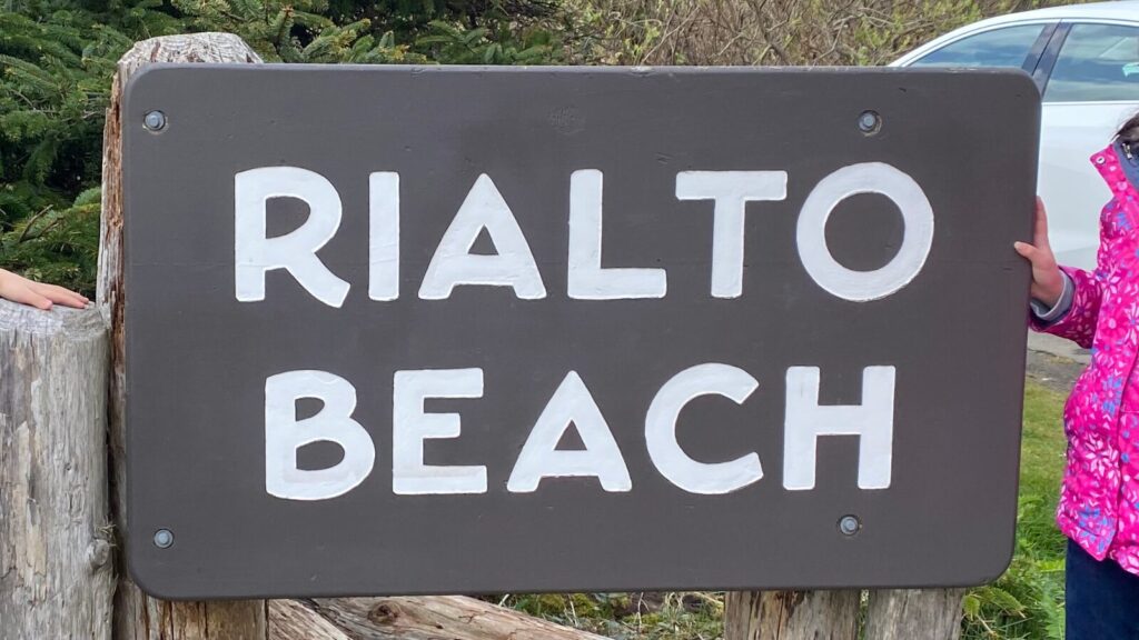 Railto Beachの看板