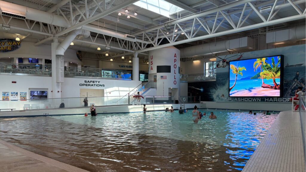 Splashdown harbor、人工的に波を起こすプール