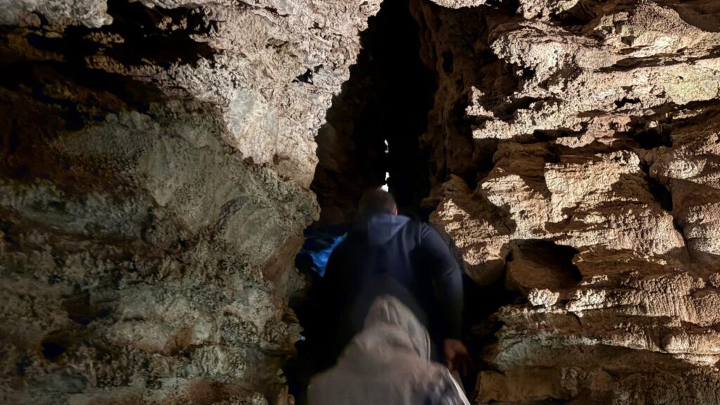 Oregon Caveに入る様子