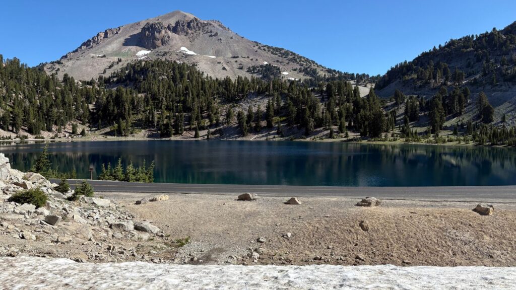 Lake HelenとLassen Peak