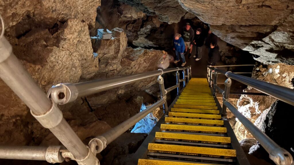 Oregon Cave内の急階段