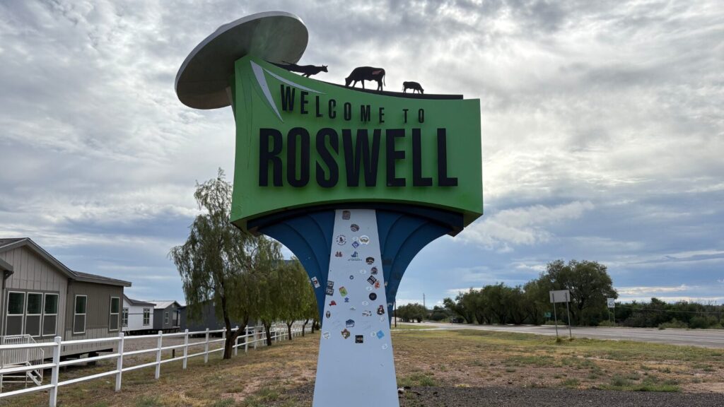 Welcome to Roswell sign
