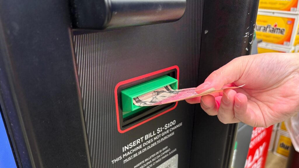 Lotteryに現金を投入する写真