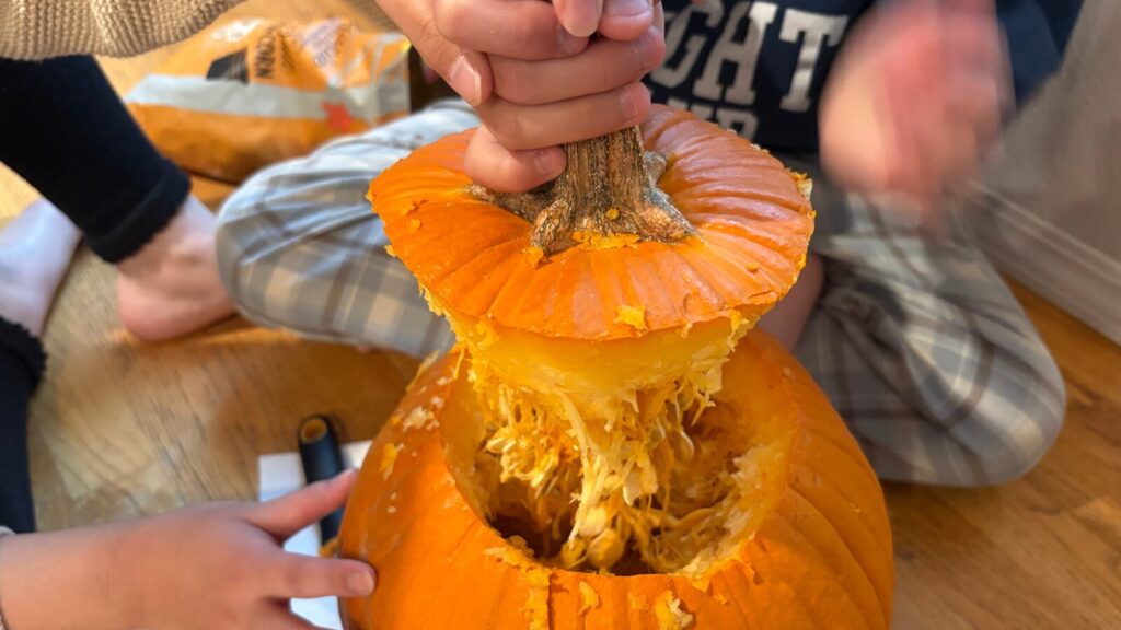 カボチャの上部を取り除いた写真