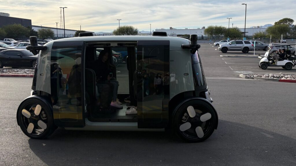 Zooxに乗り込む様子