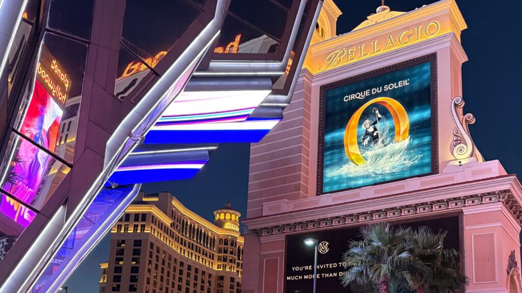 シルクドソレイユOの看板