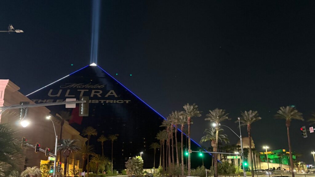 Luxorホテルの外観