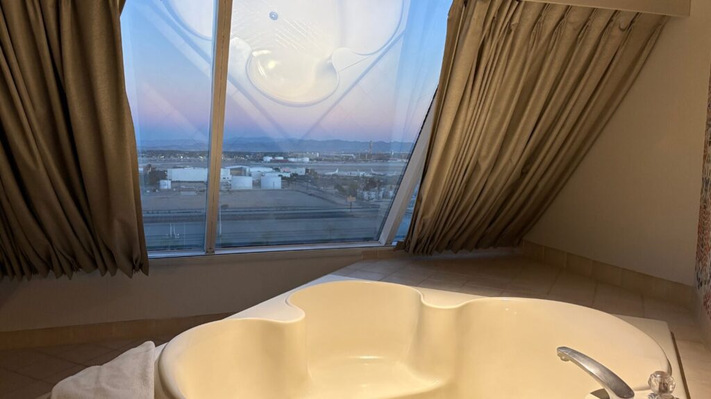 鏡に自らの姿が映るLuxorのバスタブ