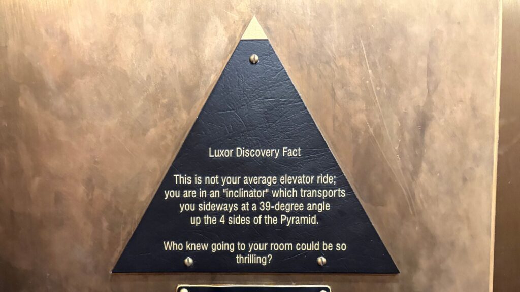 Luxorホテルのエレベーター