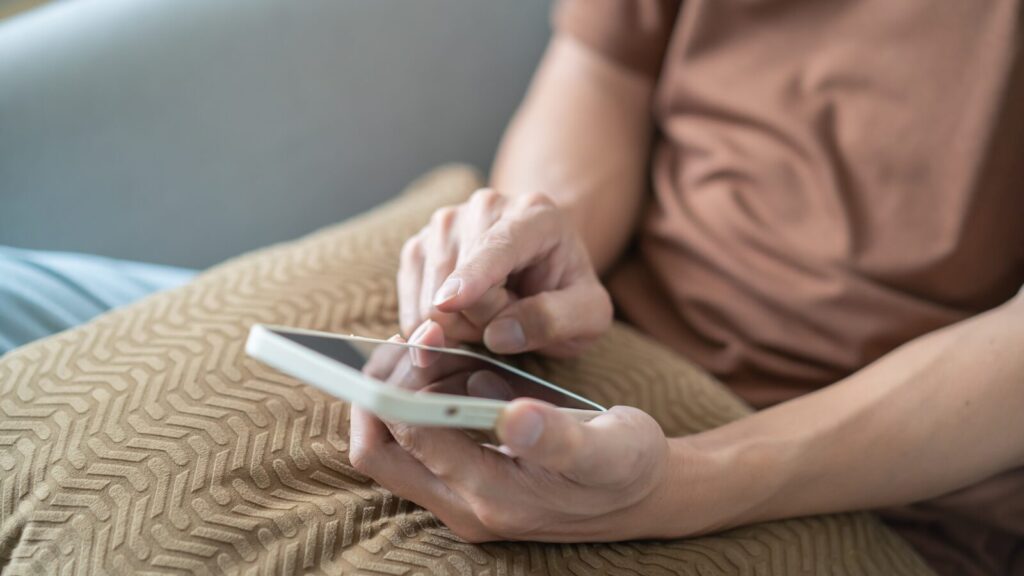 携帯電話を操作する様子