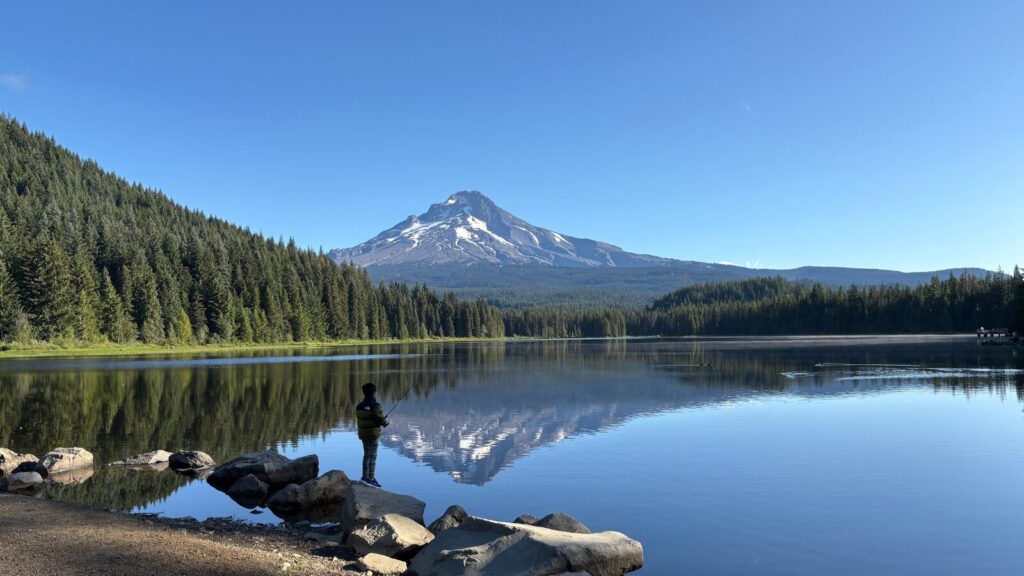 トリリアムレイクで釣りをする息子