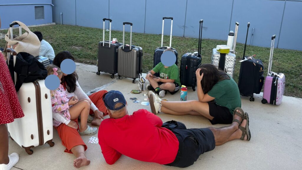 乗船待ちで時間を持て余している人々